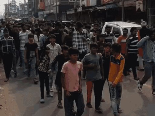 बच्ची के साथ हुई दरिंदगी का विरोध करते हुए लोग सड़क पर उतर पड़े।