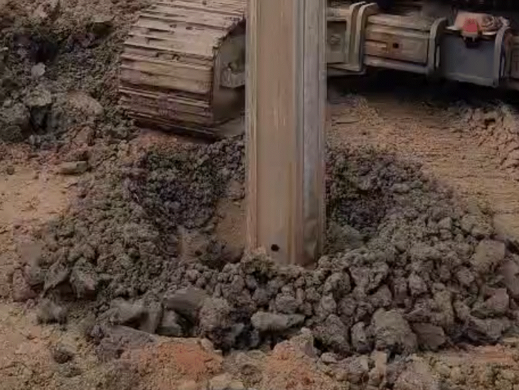 पोकलेन की मदद से पीलर बनाने का काम हो रहा है। 2 पोकलेन 24 घंटे तक काम में जुटी है।