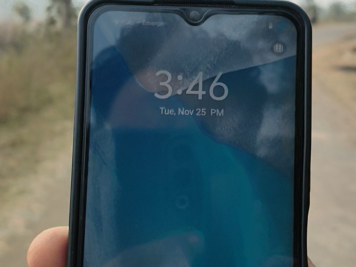 बारासेल में नेटवर्क नहीं मिलने पर बीएलओ को पहाड़ी पर जाना पड़ता है।