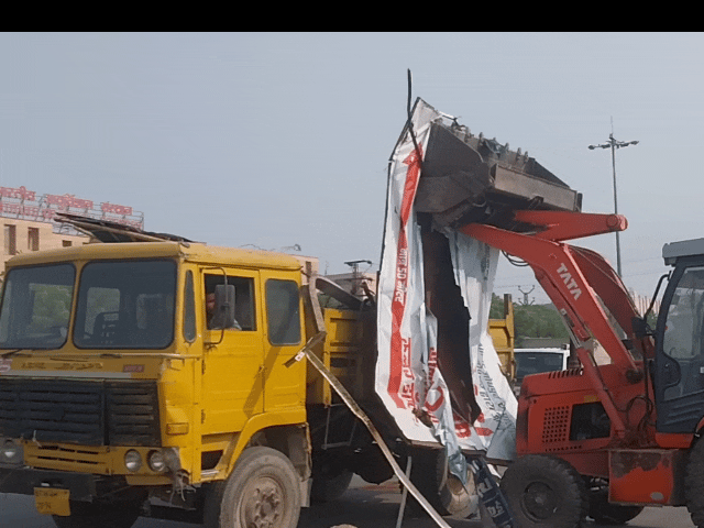 जोधपुर में एम्स रोड पर अतिक्रमण हटाया: मेडिकल दुकानदारों की नाराजगी, नोटिस न देने का आरोप 2 नगर नगम दस्ते ने कार्रवाई के बाद सामान जब्त कर लिया।