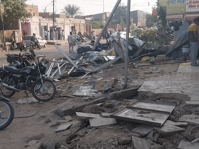 जोधपुर में एम्स रोड पर अतिक्रमण हटाया: मेडिकल दुकानदारों की नाराजगी, नोटिस न देने का आरोप 3 कार्रवाई के बाद सड़क पर दिखा ऐसा हाल।