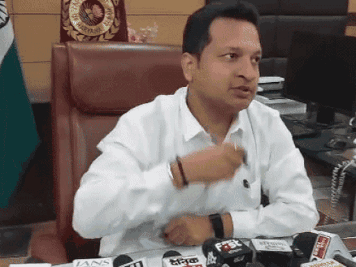 रोहतक के डीसी सचिन गुप्ता, जिनको स्टेडियम की जांच के तत्काल आदेश देने की बात मंत्री बेदी ने फिर से दोहराई है।