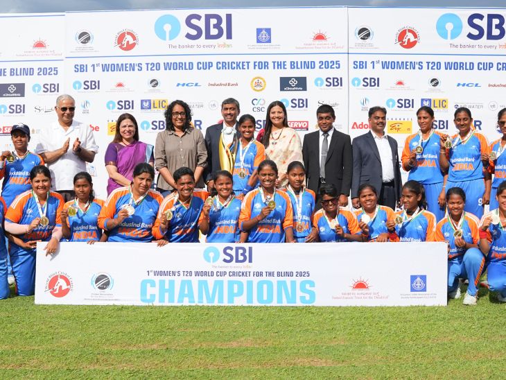 चैंपियन मेडल के साथ इंडिया विमेंस क्रिकेट टीम।