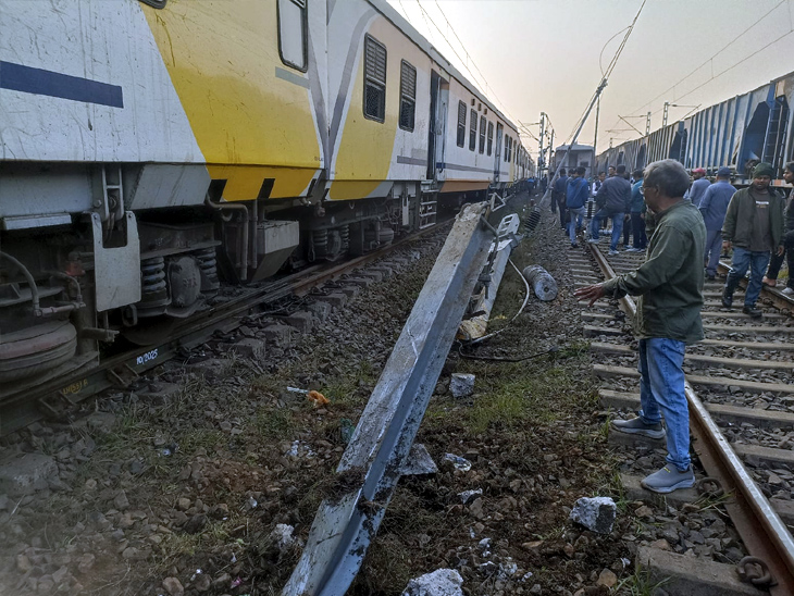 ​​​​​​​दुमका में पैसेंजर ट्रेन के दो डिब्बे पटरी से उतरे:  ओवरहेड इलेक्ट्रिक पोल क्षतिग्रस्त, बड़ी दुर्घटना होने से टली; मची अफरातफरी – Dumka News