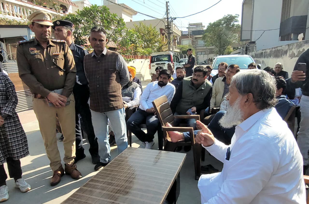 लोगों की समस्याएं सुनते हुए मंत्री अनिल विज