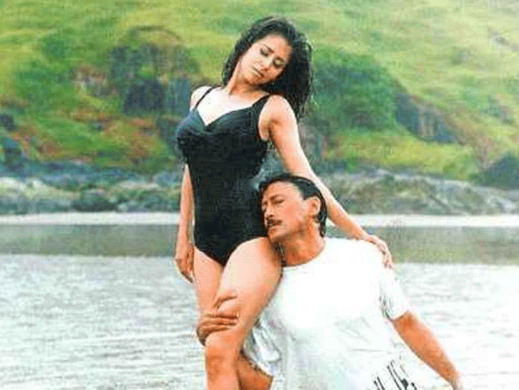 जैकी ने यूनीक और फ्रेश लुक क्रिएट करने के लिए उर्मिला को पहनाई थी अपनी गंजी।