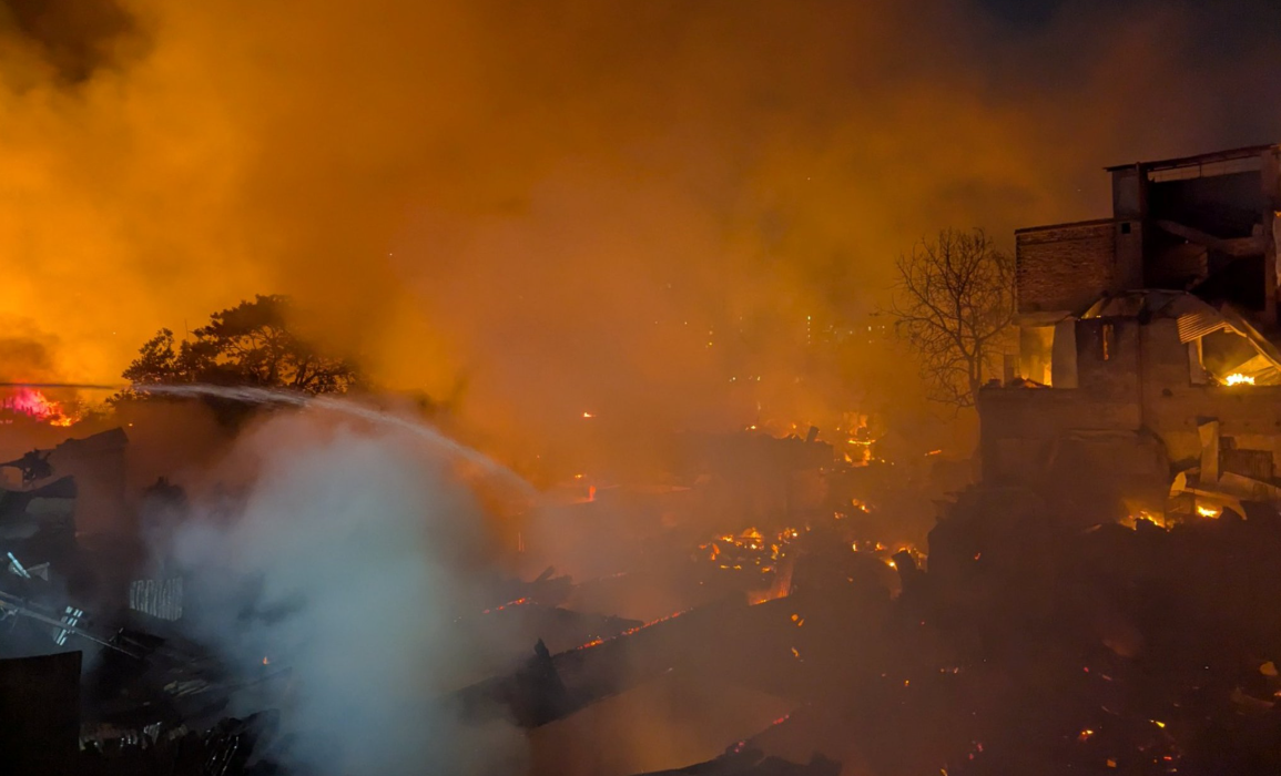 आग की सूचना के बाद फायर ब्रिगेड की टीम मौके पर पहुंची और आग बुझाने की कोशिश की।