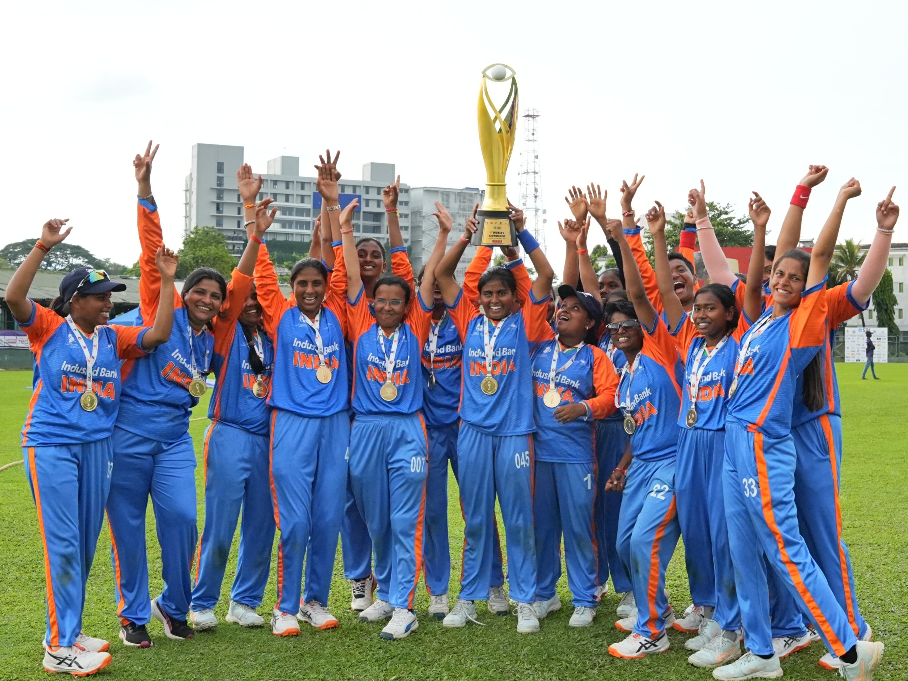 वर्ल्ड कप ट्रॉफी के साथ जश्न मनाती टीम इंडिया।