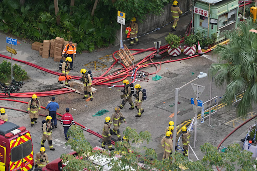घटनास्थल पर मौजूद फायर फाइटर और रेस्क्यू टीम।
