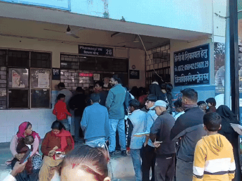 सरकारी अस्पतालों की ओपीडी के बाहर लगी मरीजों की लंबी लाइन। फाइल फोटो