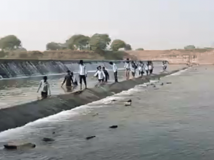 बारिश के समय 3 महीने बच्चे स्कूल नहीं जा पाते हैं।