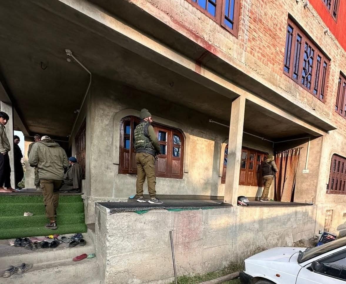 शोपियां- शोध मोहिमेदरम्यान परिसरात मोठ्या संख्येने पोलीस तैनात होते.