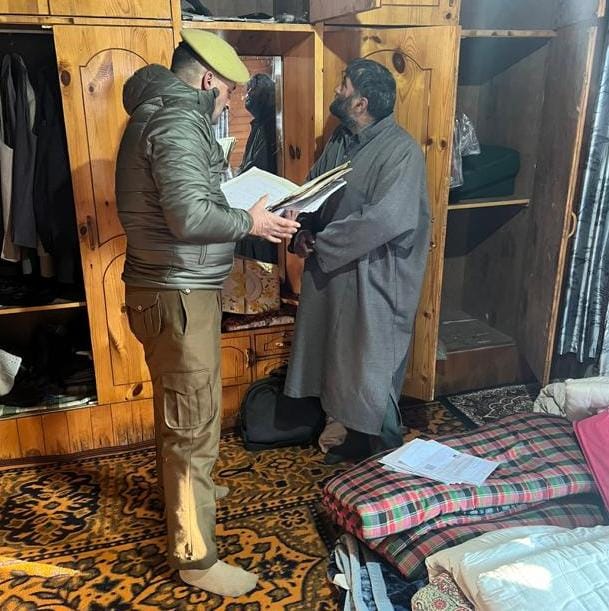 शोपियां- पोलिसांनी बंदी घातलेल्या संघटनेशी संबंधित लोकांच्या कागदपत्रांची तपासणी केली.