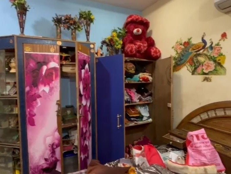 अलमारी के पूरे सामान भी बिखरे थे।