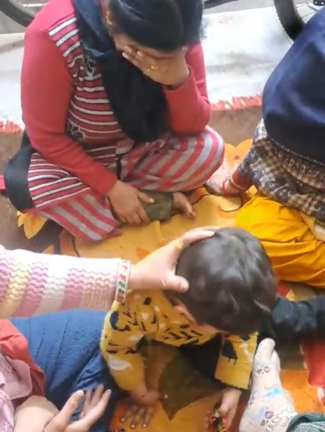 पिता की हत्या के बाद बच्चों का रो रोकर बुरा हाल है, बच्चों ने बताया कि चाचा ने पापा को चाकू मार दिया था