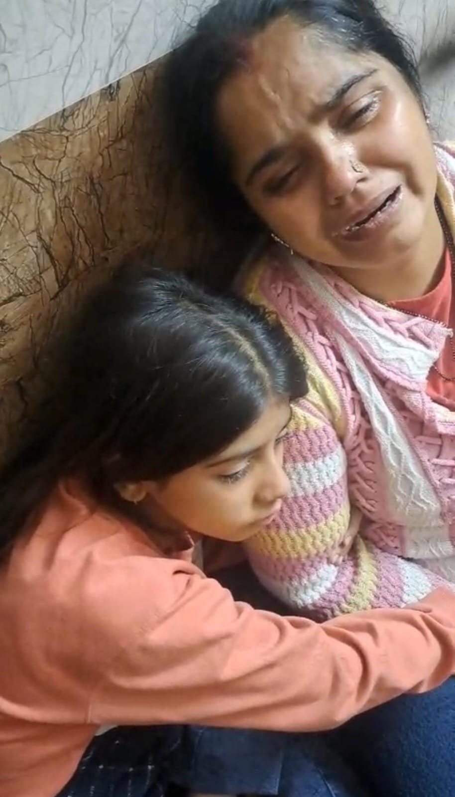 पिता की हत्या के बाद मां को दिलासा देती रही उसकी बेटी कीर्ति