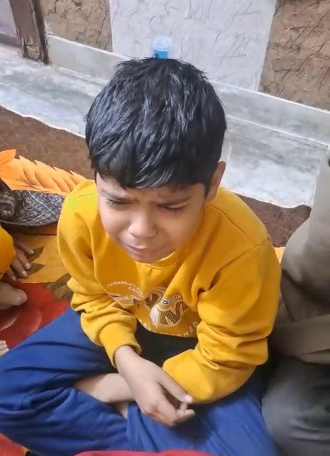 रिश्तेदारों को देखकर रोते रहे तीनों बच्चे