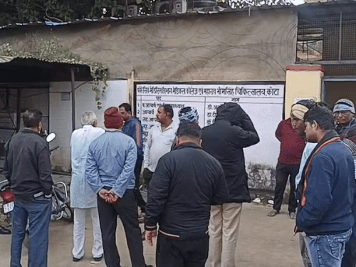 परिजनों की मौजूदगी में शव का पोस्टमार्टम करवाया जा रहा है।