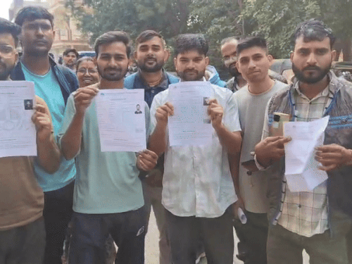 स्टूडेंट्स का आरोप है कि परीक्षा शुरू होने के आधे घंटे बाद ही लैब 2 में स्टूडेंट के पास नकल के चिट पहुंच गए