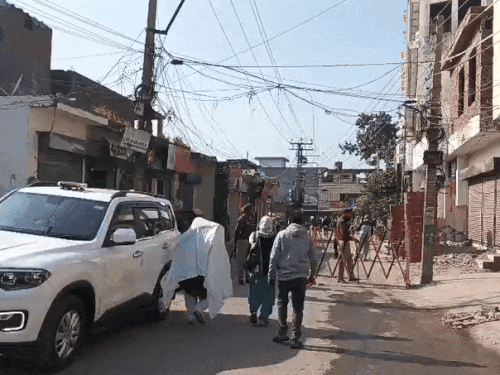गुरुद्वारा साहिब में बच्ची की अंतिम अरदास में पहुंच रहे इलाके लोग।