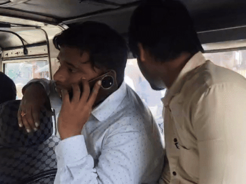 पुलिस ने पूछताछ के लिए सेंटर के 2 स्टाफ को पकड़ा है। जिन्हें अपने साथ थाने ले गई।