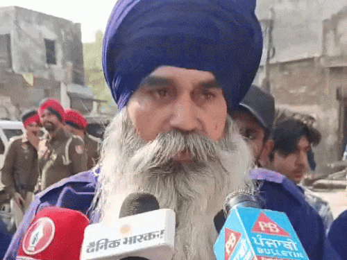 निहंग सिंह जत्थेबंदी की तरफ से पहुंचे निहंग सरकारों पर आरोप लगाते हुए।