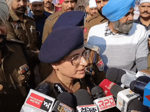 बच्ची को श्रद्धांजलि देने के बाद मीडिया से बात करतीं सीपी धन प्रीत कौर।