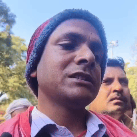 मामले की जानकारी देते हुए मृतका के पिता राजेश कुमार।