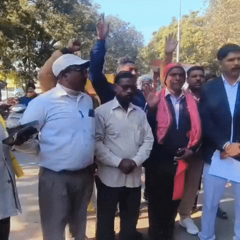 डॉक्टर के खिलाफ नारेबाजी करते हुए एसपी को ज्ञापन सौंपने जाते हुए बच्ची के परिजन।