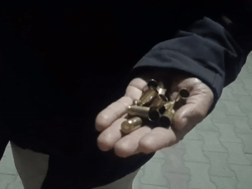 फायरिंग के बाद खोल दिखाते हुए। - Dainik Bhaskar