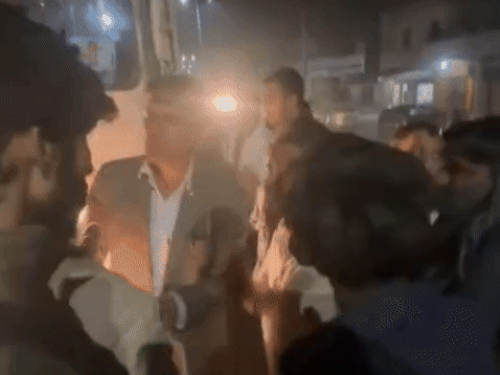 गांव बड़ोपल में ओवरब्रिज पर बस रुकवा कर विरोध जताते यात्री।