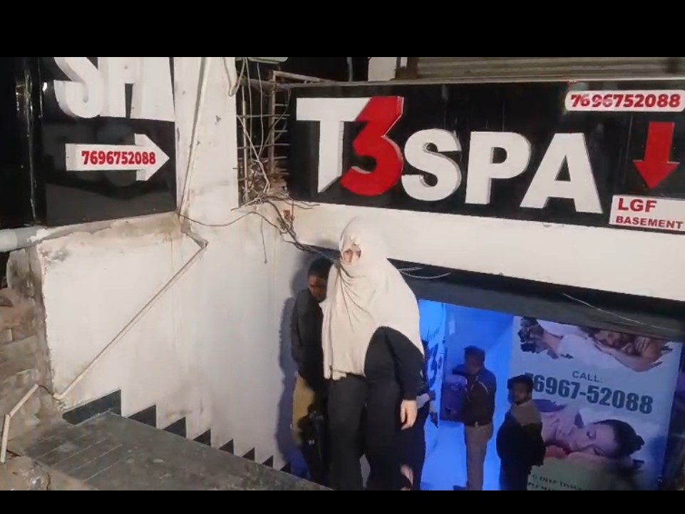 रेड के बाद पुलिस लड़कियों को थाने लेकर जाती हुई