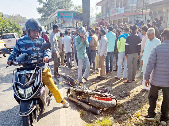 कांगड़ा के मटौर में बस से टक्कर के बाद दो हिस्सों में क्षतिग्रस्त बाइक।