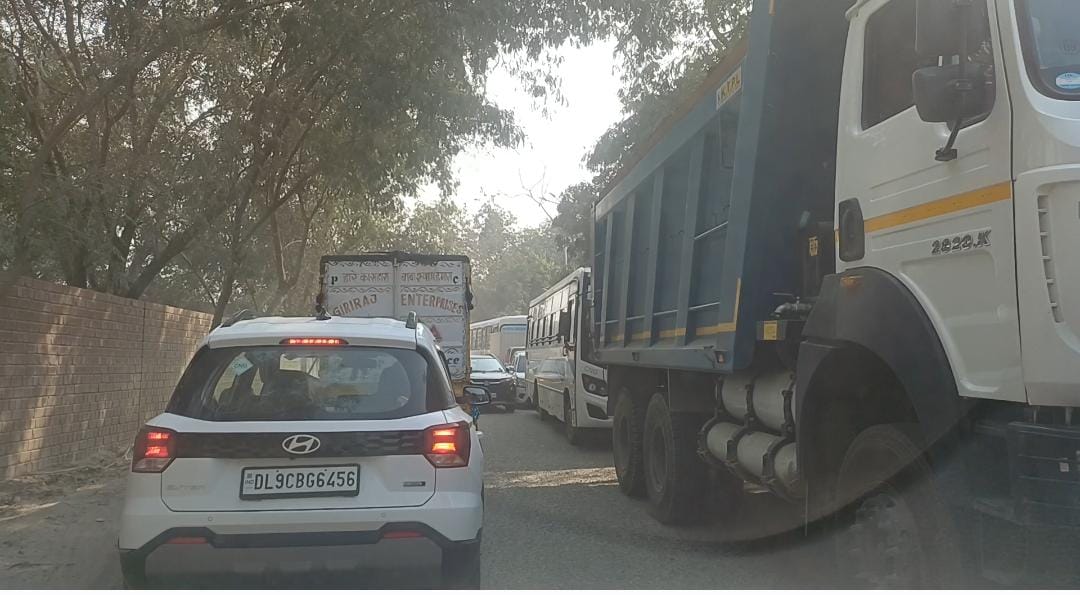गुरुग्राम में बजघेड़ा-छावला रोड पर दो किमी लंबा जाम:  द्वारका एक्सप्रेसवे के टोल से बचने के लिए हैवी ट्रैफिक डायवर्ट, दिल्ली बॉर्डर चौक पर फंसे – gurugram News