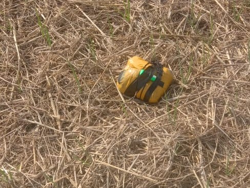 खेत में पड़ा मिला हेरोइन का पैकेट।