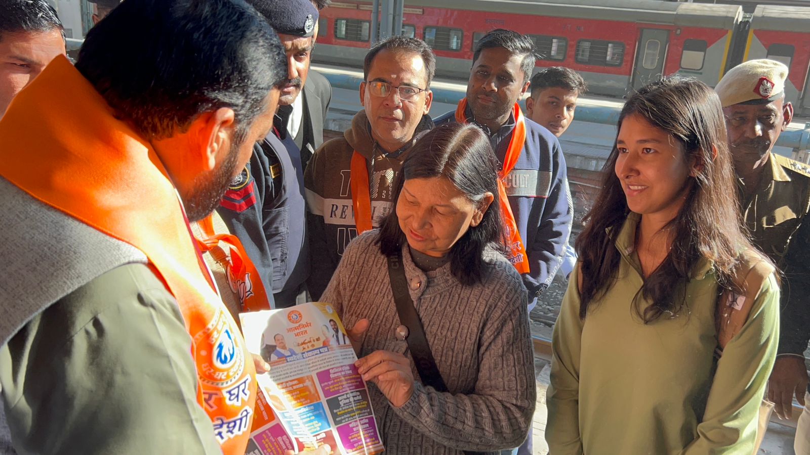 हरियाणा CM की चंडीगढ़ स्टेशन पर यात्रियों से बातचीत:  सैनी बोले-स्वदेशी वस्तुओं की खरीद करें; बास्केटबॉल प्लेयर मर्डर में पंजाब सरकार को घेरा – Haryana News