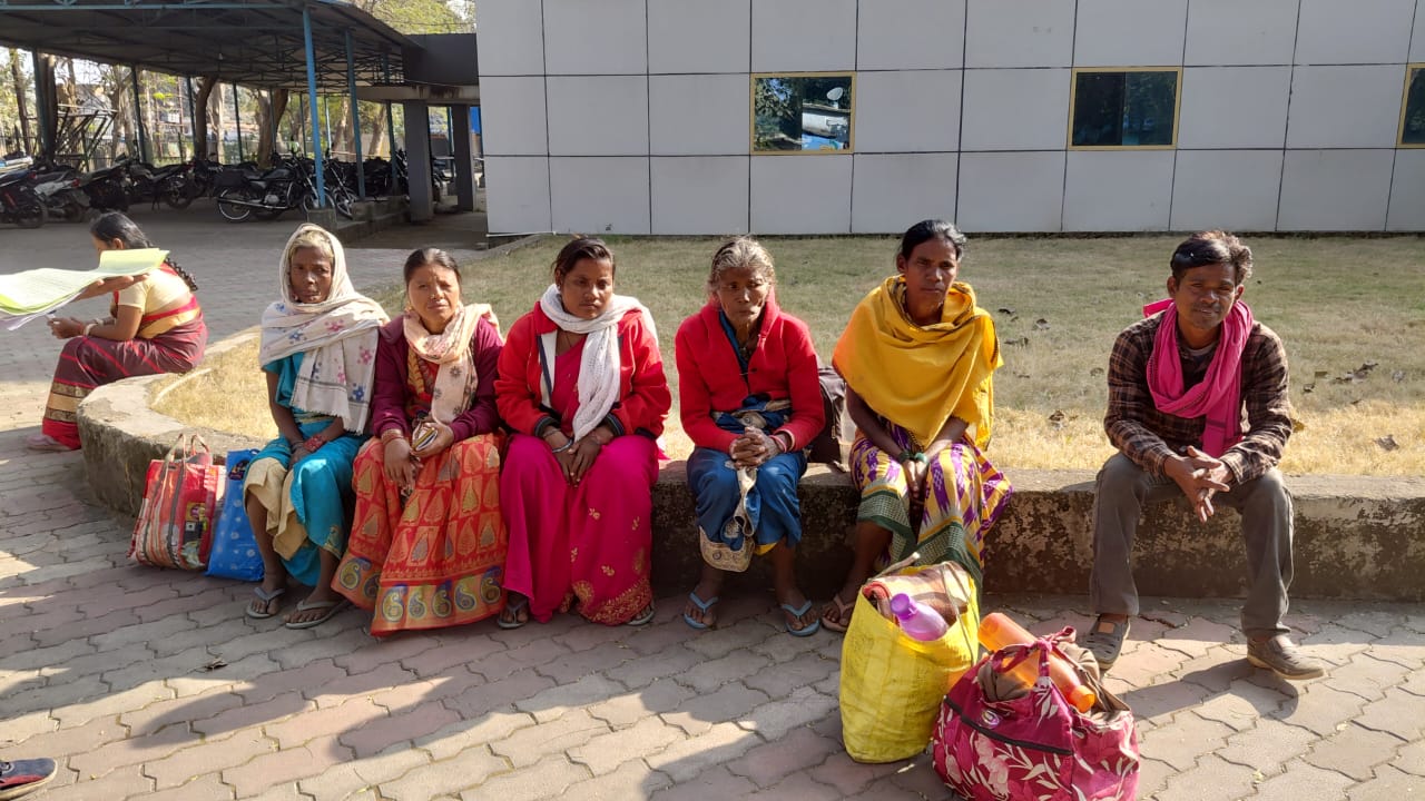 PM आवास का पैसा डकार गए सरपंच-सचिव! शिकायत करने पर बेटे को दी धमकी PM आवास का पैसा डकार गए सरपंच-सचिव! शिकायत करने पर बेटे को दी धमकी