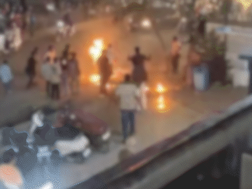 लोगों ने कपड़े डालकर आग बुझाने की कोशिश की।