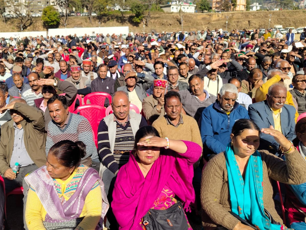 धर्मशाला पुलिस ग्राउंड में सरकार के खिलाफ प्रदर्शन को पहुंचे पूर्व कर्मचारी।