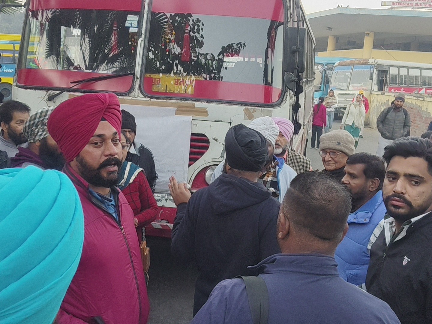 जालंधर बस स्टैंड को बंद करवाते यूनियन के नेता।