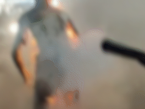 कुछ दुकानदारों ने पानी डालकर आग बुझाई।