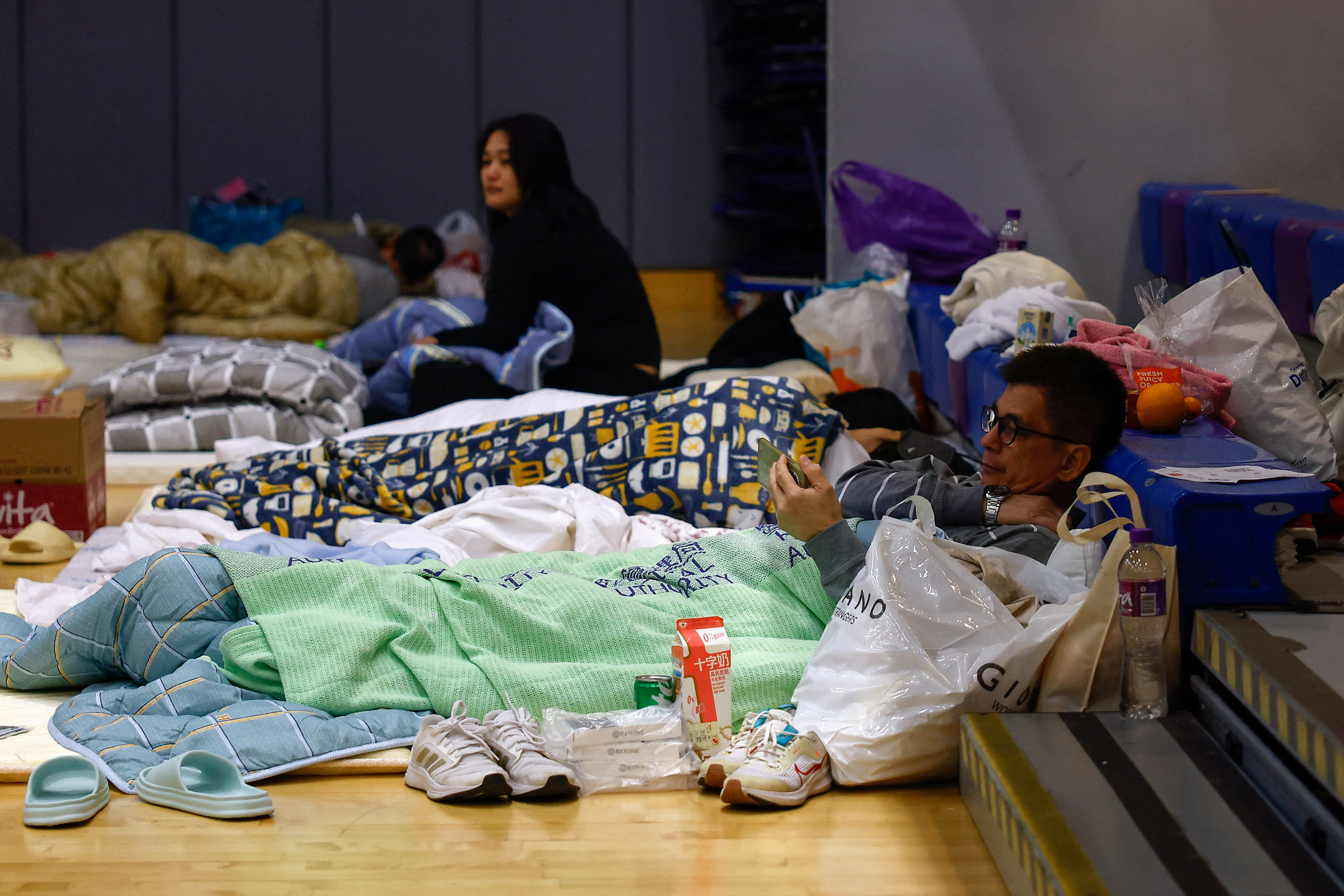 हादसे के बाद 900 से ज्यादा लोगों को कम्युनिटी हाल में शिफ्ट किया गया है।