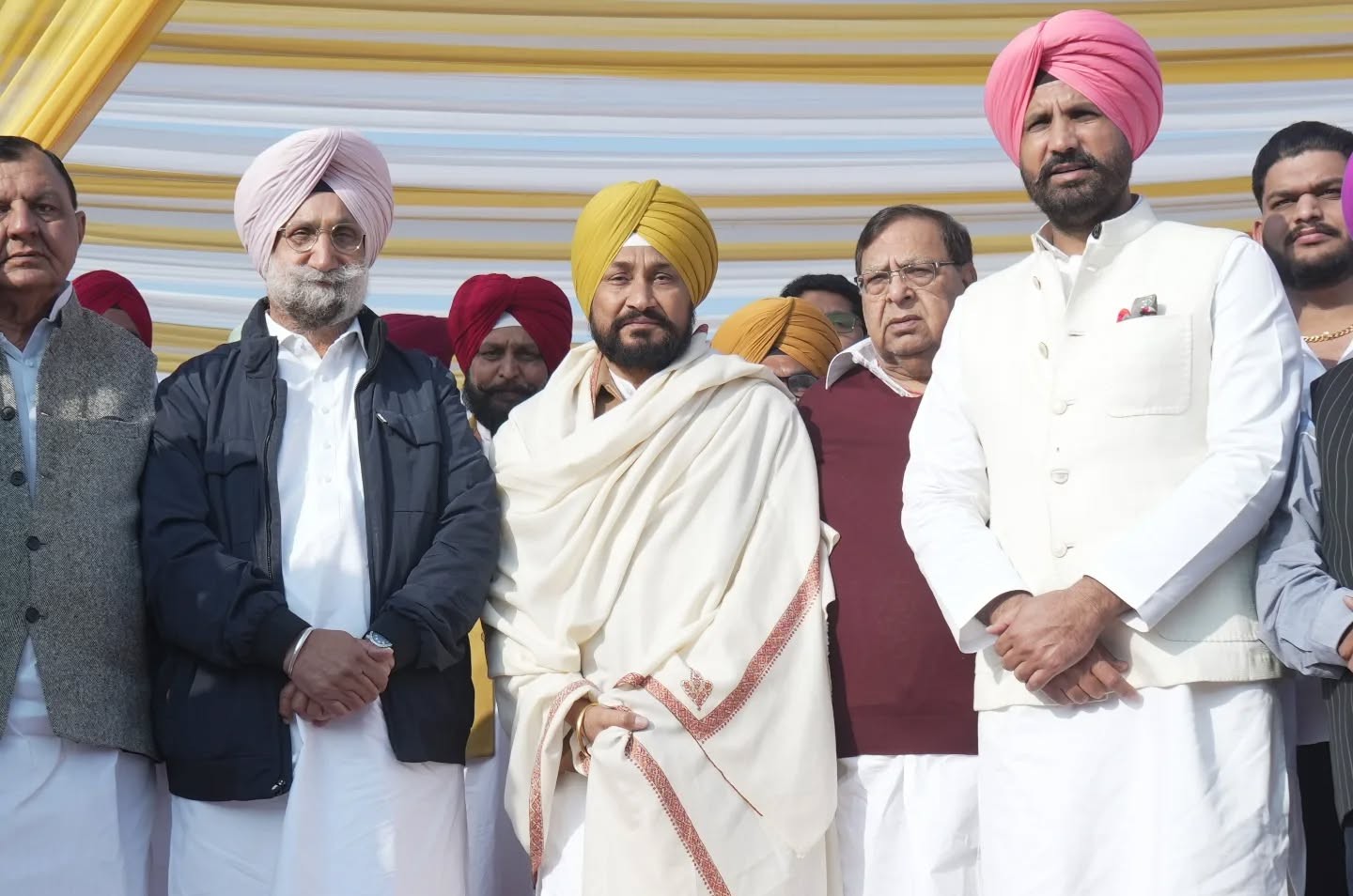राजा वड़िंग, सुखजिंदर सिंह रंधावा के साथ चरणजीत सिंह चन्नी।