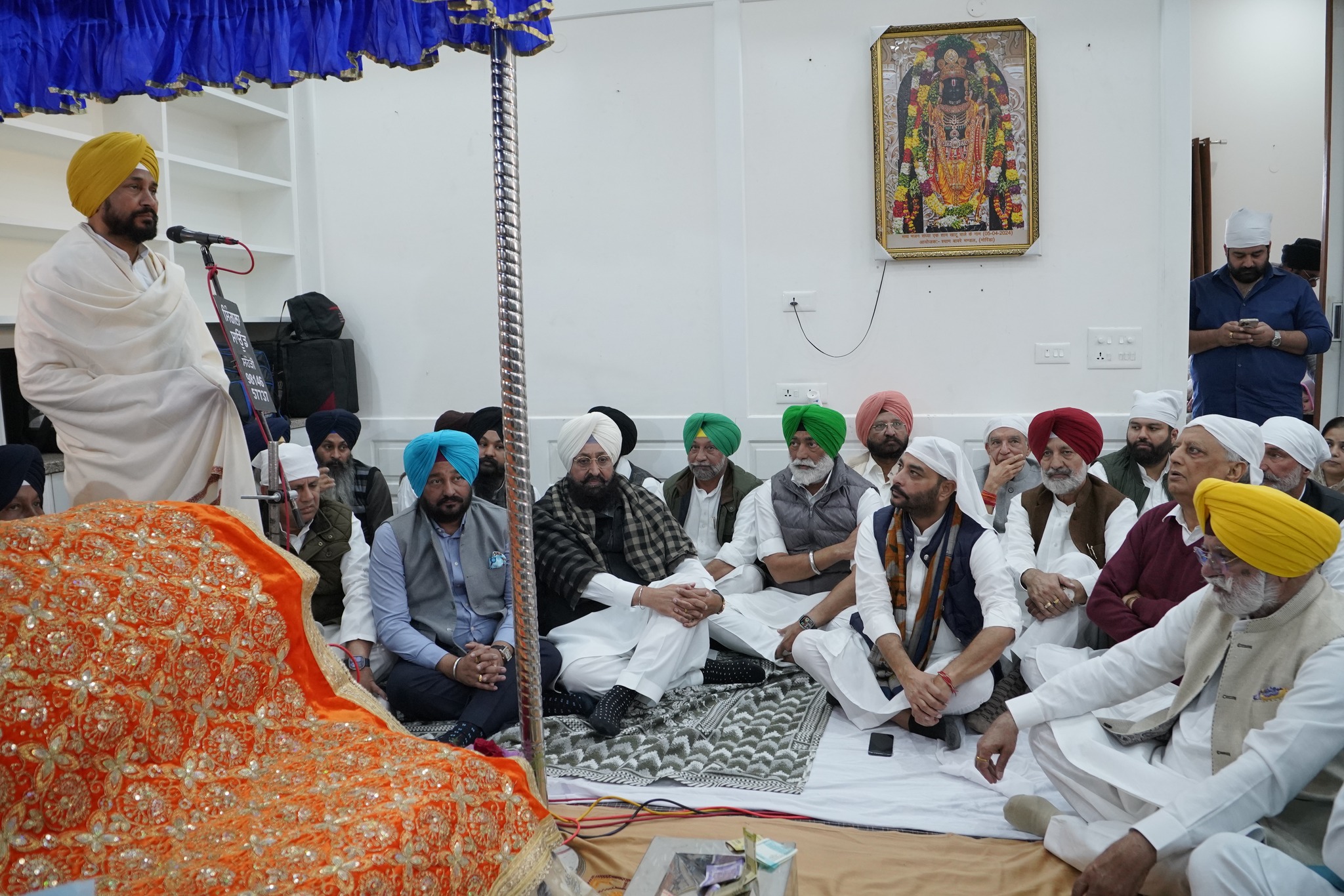 चरणजीत सिंह चन्नी के घर में पहुंचे प्रताप सिंह बाजवा, सुखपाल सिंह खैहरा व अन्य।