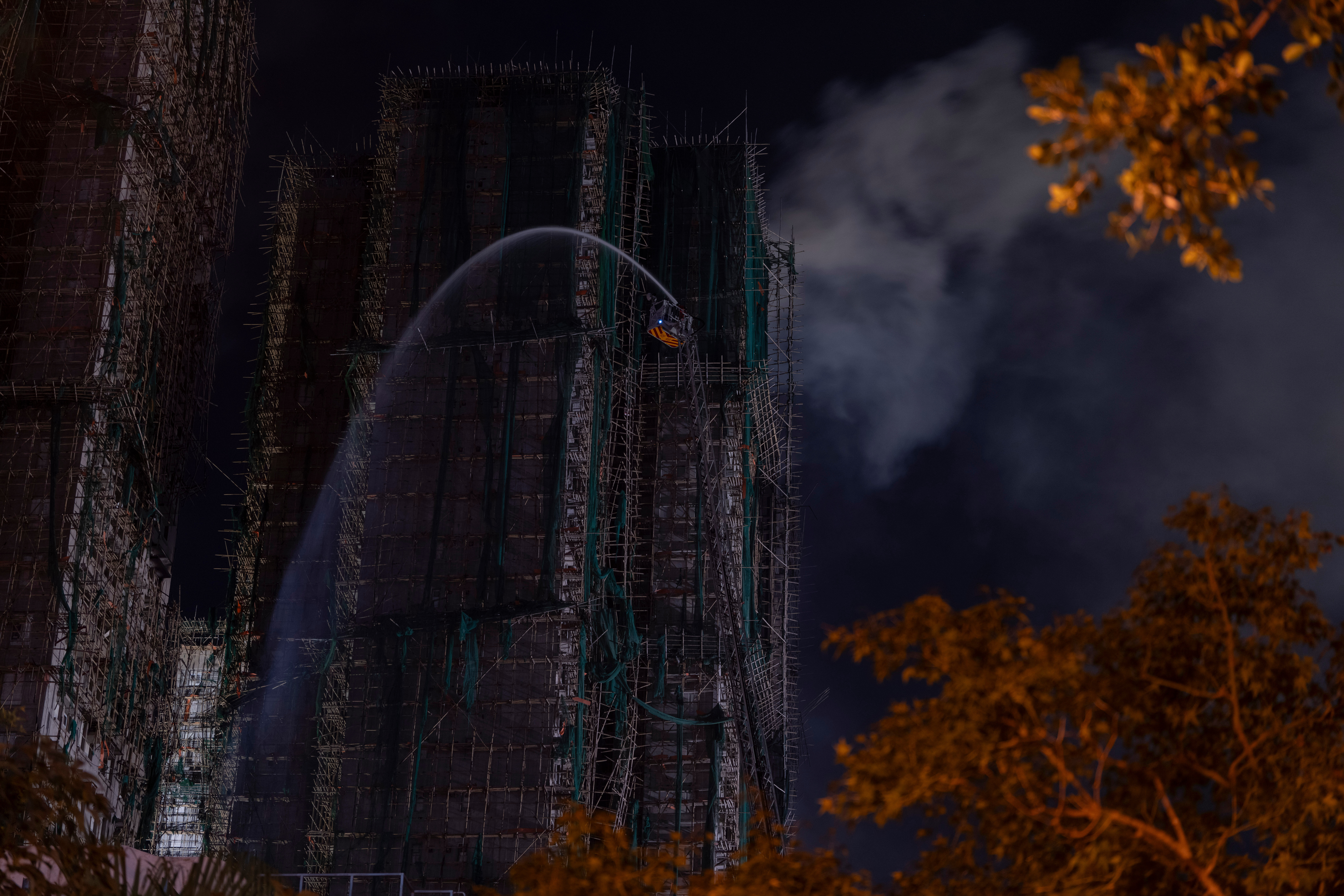 जिस कॉम्प्लेक्स में आग लगी वो आठ इमारतों का था, जिनमें हर इमारत 35 मंजिलों की थी। इसमें करीब दो हजार अपार्टमेंट थे।