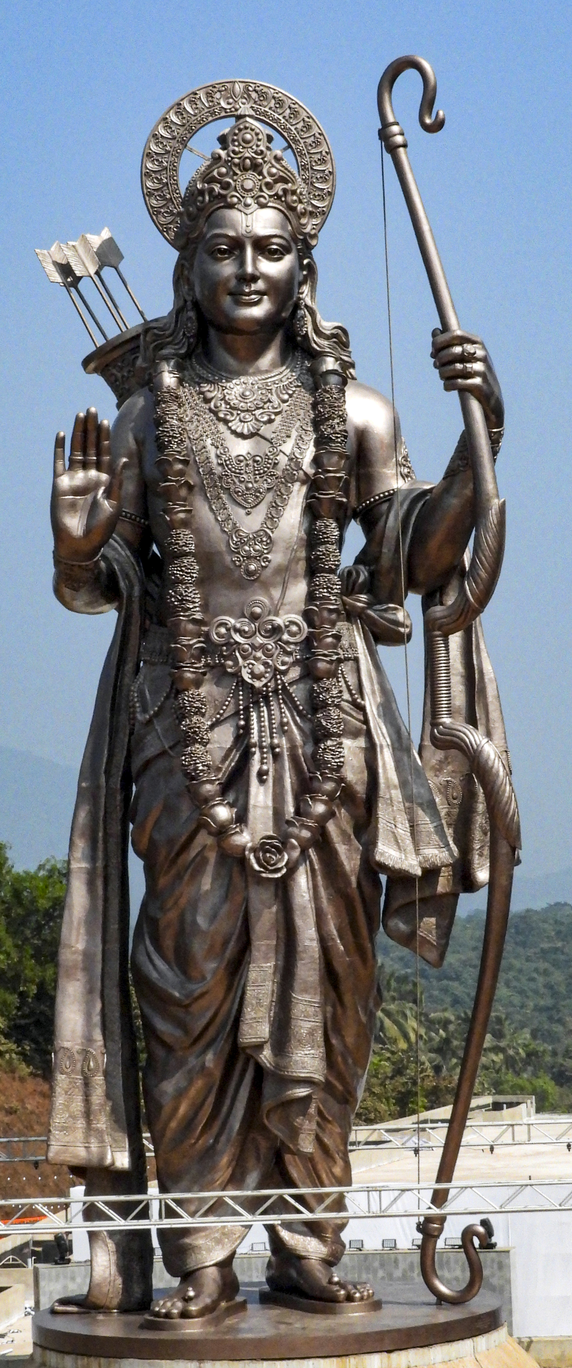 कांस्य से बनी 77 फीट ऊंची श्रीराम की मूर्ति राम सुतार ने बनाई है। इन्होंने ही गुजरात में स्टैच्यू ऑफ यूनिटी बनाई थी।