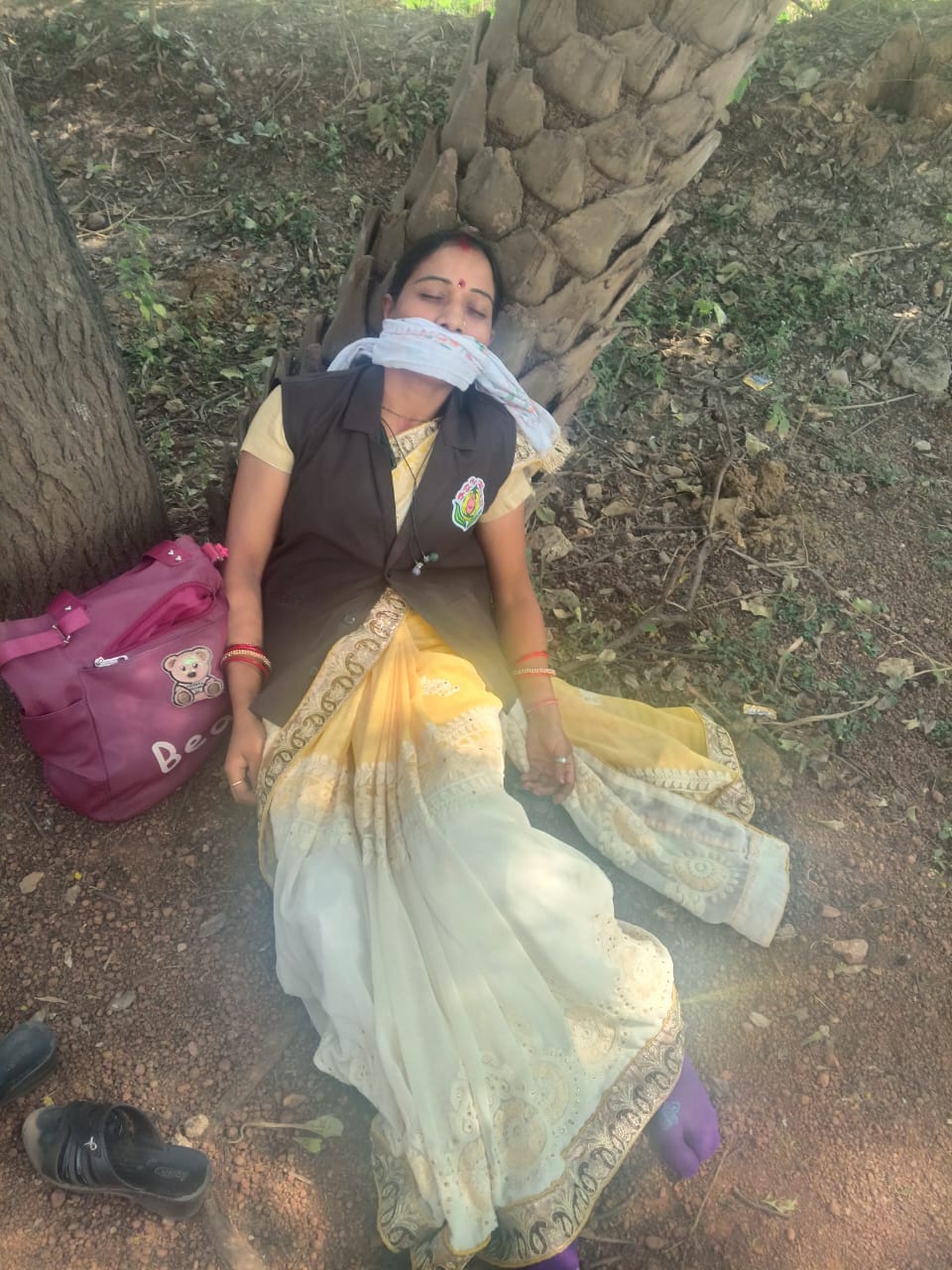 किडनैपर ने महिला की फोटो भेजकर बताया कि उसे एक जगह पेड़ के नीचे बांधकर रखा गया है।