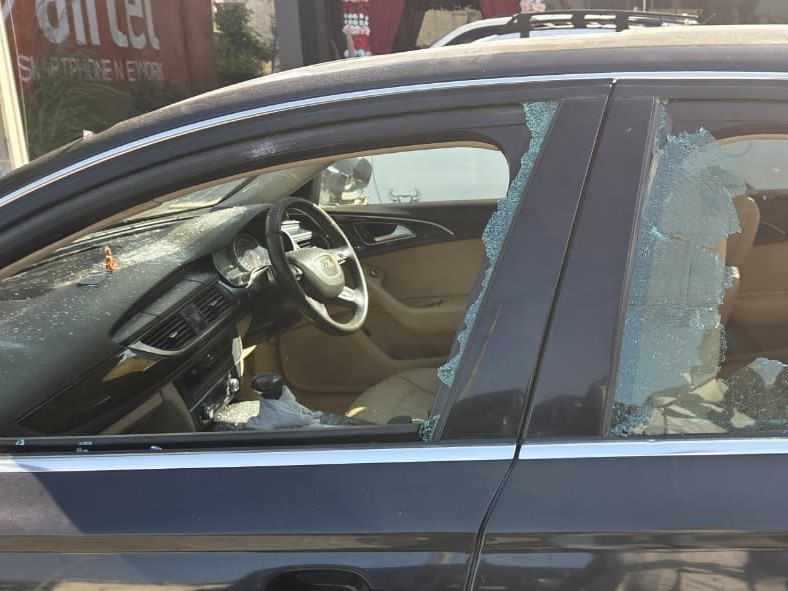 मोहाली में ऑडी सवार युवक पर हमला:  एक बाजू टूटी, सिर पर गहरी चोटें, गंभीर हालत में चंडीगढ़ रेफर – Mohali News