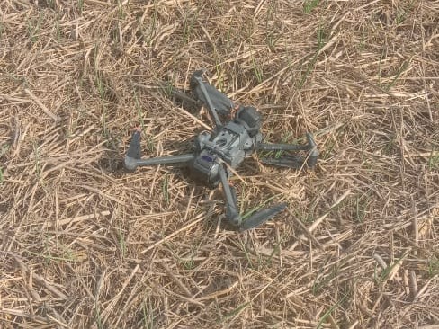 खेत में पड़ा मिला ड्रोन।