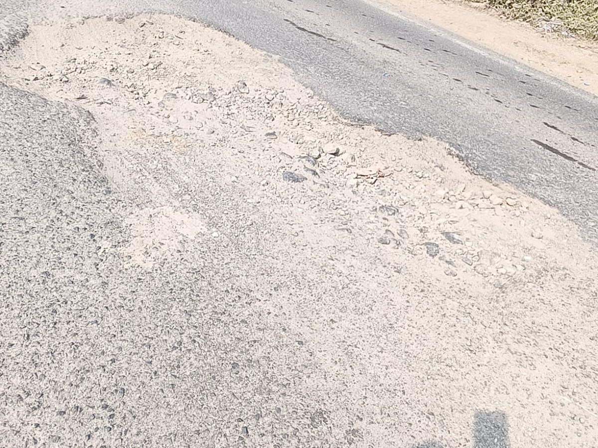 कई जगह रोड पूरी तरह से उखड़ गई है। जिससे वाहन फिसल रहे हैं।